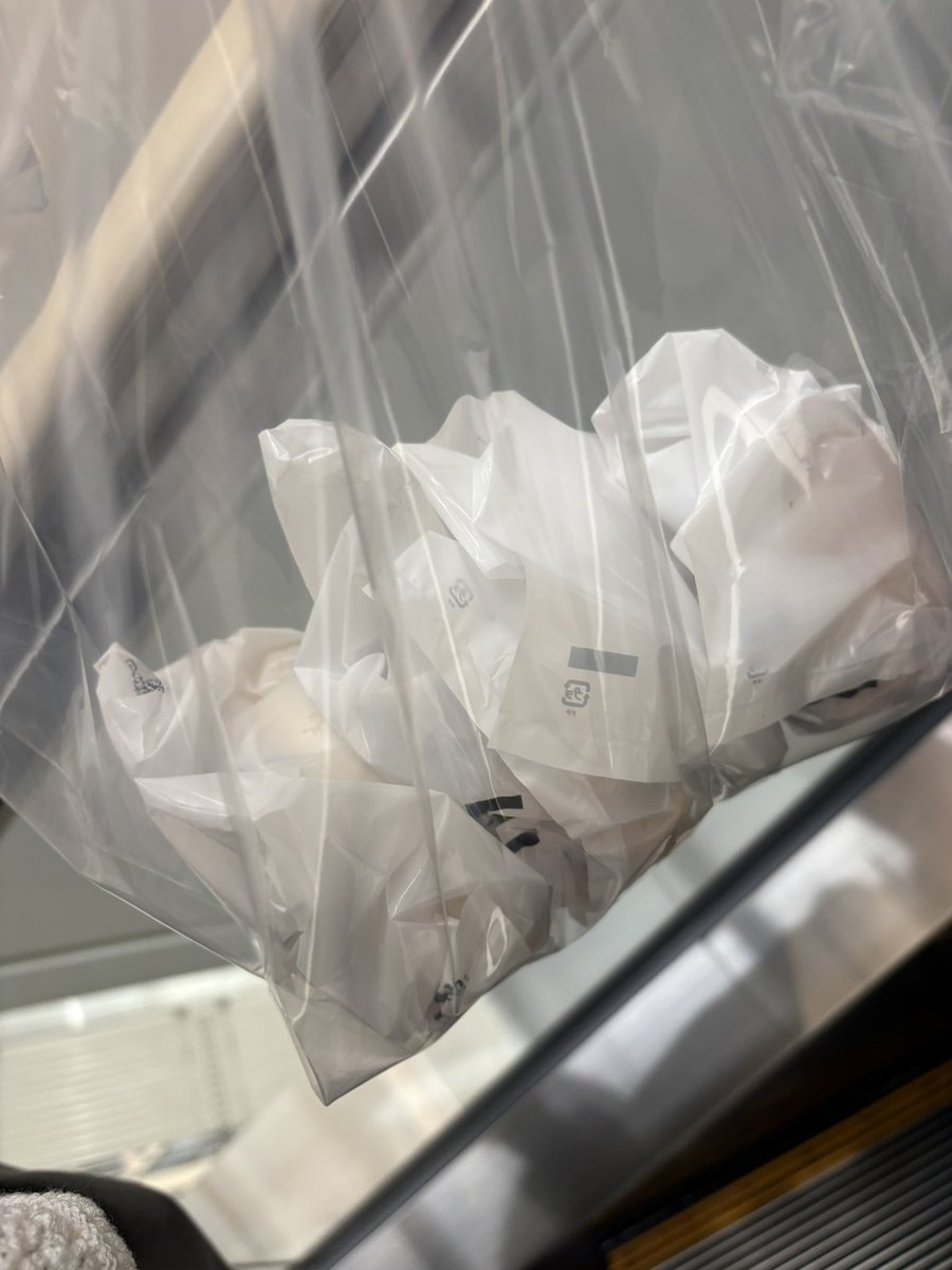 c__d42's tweet photo. 前から食べたかったトリュフベーカリーのドバイチョコ買えた☺️✨
旦那が明日出張から帰ってくるから一緒に食べよっと💓 https://t.co/jKOofMiF4k