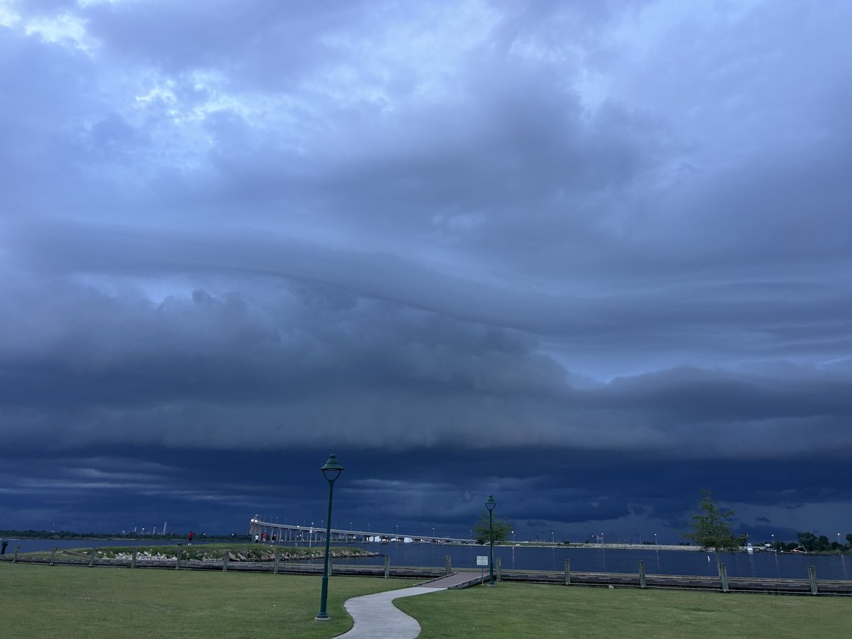 tpsilas18's tweet photo. Shelf cloud in Lake Charles! That outflow feels so good… #lawx https://t.co/oNEpO5OeyM