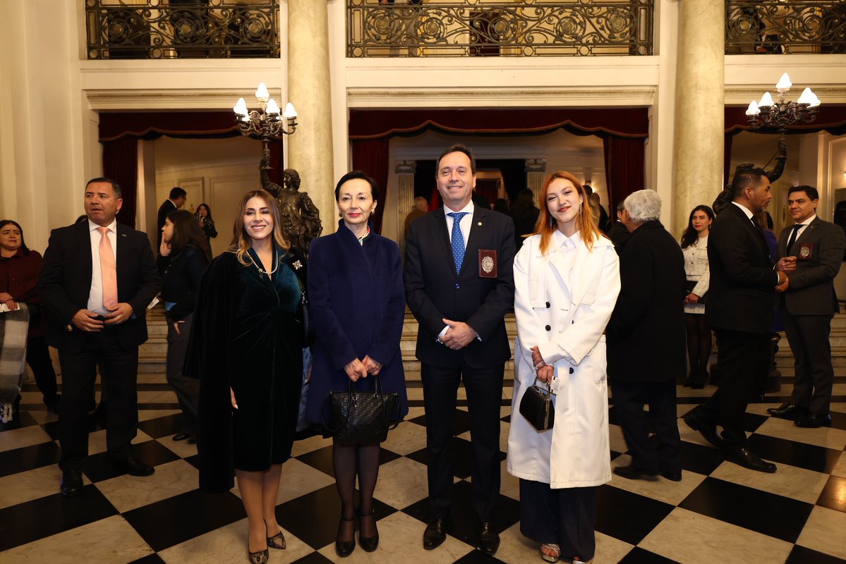 PDI_CHILE's tweet photo. Con una función de gala, ofrecida por la ilustre Municipalidad de Santiago a la Policía de Investigaciones de Chile se dio inicio a las actividades conmemorativas de su 93° aniversario.

La ceremonia contó con la presencia del Director General de la PDI, Eduardo Cerna Lozano, junto a altas autoridades e invitados especiales, en una jornada que destacó el compromiso, la historia y la vocación de servicio de generaciones de detectives. Además de relevar el valor de la cultura y el espectáculo a través de la obra "La Cenicienta". 🎭🇨🇱