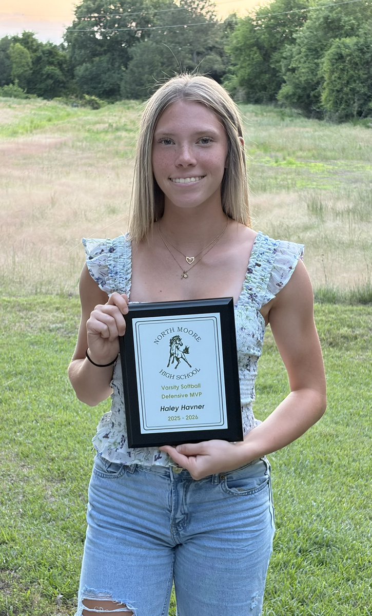haleyh_4's tweet photo. I want to say thank you to my coaches for choosing me for the defensive MVP of the 2026 season. And a big thanks to my team mates who build me up and made this possible! https://t.co/h0mNg4Wmd6