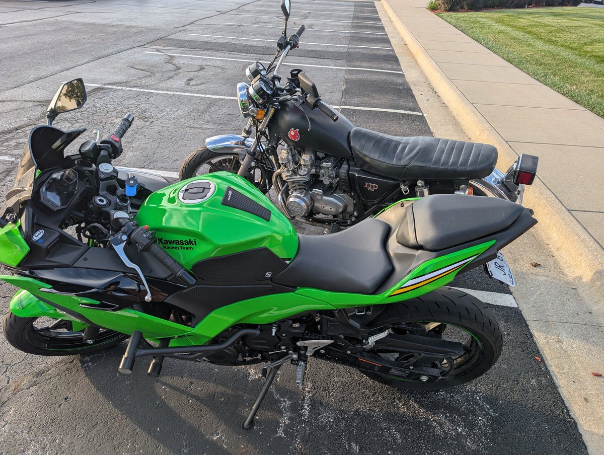 bluebroham's tweet photo. Kawasaki friends ♥️

Why does my 750 look extra small, though?💦 https://t.co/FFTjLuDwWk