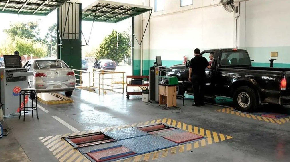 autoblogar's tweet photo. 🚨Importante anuncio del Gobierno argentino, pero es necesario aclarar las diferencias.
🔹Revisión Técnica Obligatoria (RTO): Nacional, para vehículos pesados de carga y pasajeros. Mañana abrirá el registro de talleres particulares.
🔹Verificación Técnica Vehicular (VTV): Provincial y Municipal, para vehículos particulares. Los cambios los deciden provincias y municipios, no la Nación.
🔹Más: https://t.co/rlgfkXreXh
