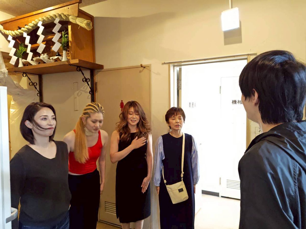 okamotoatsuko's tweet photo. 本番前のルーティーン。

和田師範によるお言葉ちょーだいの時間。
毎公演和田くんが演劇論的尊きお言葉を授けてくれる。たまに「え？それいいお言葉なん？」って時もあるけどw、何気にめちゃくちゃ真理を突くお言葉もあるから聞き逃せない時間。和田師範。すごいぞ。

 #和田雅成 師範
 #東京マハロ
  #可もなく不可もない戦争 

うしろの神棚が神秘性を増しているw