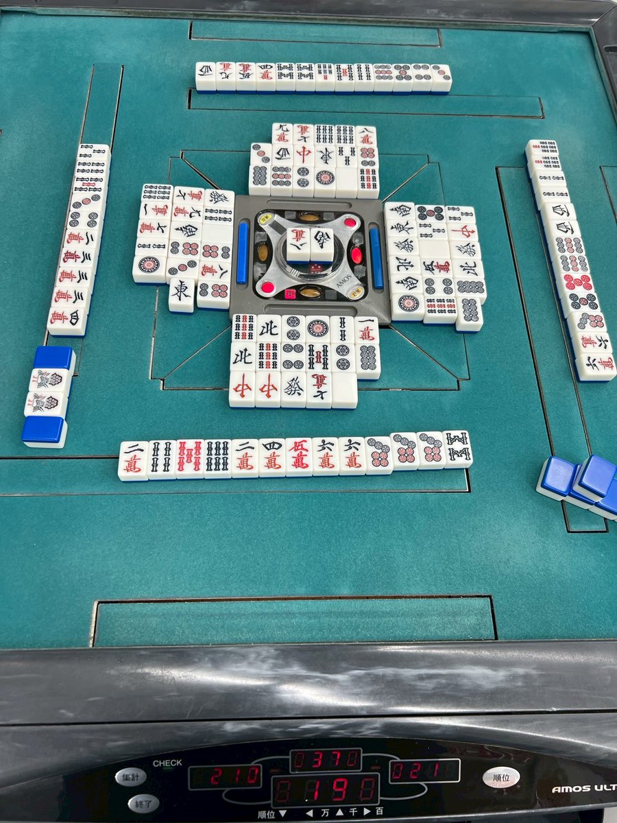 ake1220's tweet photo. 昨日のOリーグ

写真右
これを⑦縦置きにできなかったのは腕だったなぁ

この局から３局連続チートイツリーチしてたのでこの時はチートイツおじさんと化してた

でも待ち取りで腕の差が出たのがその内２局

へたっぴやん(⁠*⁠_⁠*⁠) https://t.co/8eXUF9E0VL