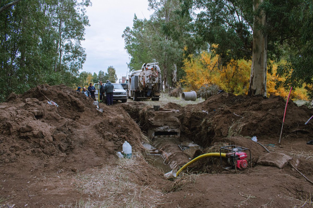 rodrigo_arist's tweet photo. ⚒️🚜 Terminamos el martes y te contamos parte de todo el trabajo que se realizó hoy en distintos puntos del distrito.

📍 Albatros XX: continúa la reparación del pluvial.
📍 Paso y Río Dulce: colocación de carpeta asfáltica. https://t.co/I6DuI2zJSY