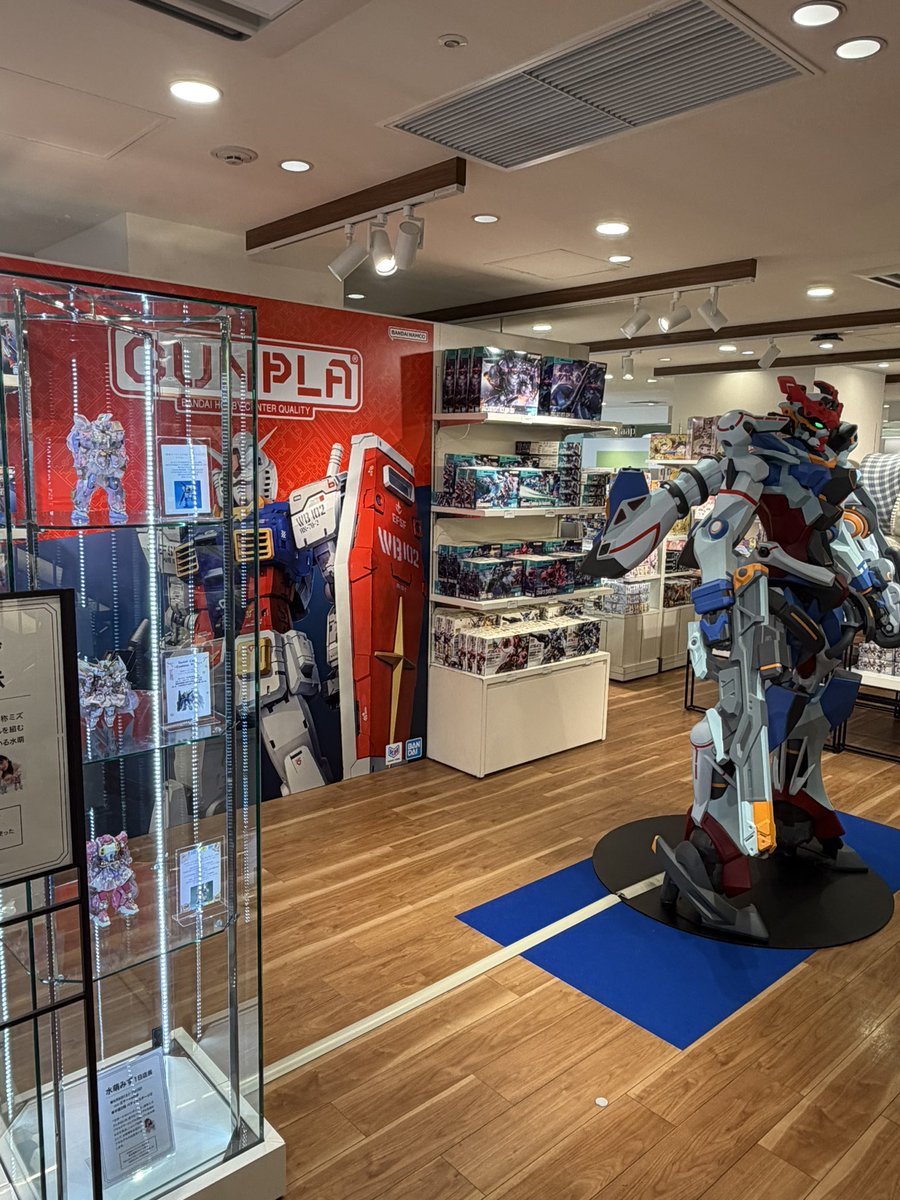 mikesmith0701's tweet photo. 今日から開催の神戸阪急ガンプラポップアップストアに朝から行ってきました。
ポップアップだから仕方ないですが、売り場は狭いです…
品揃えは5月再販、発売のモノが中心でしたね。 https://t.co/GdDLXWQDX1