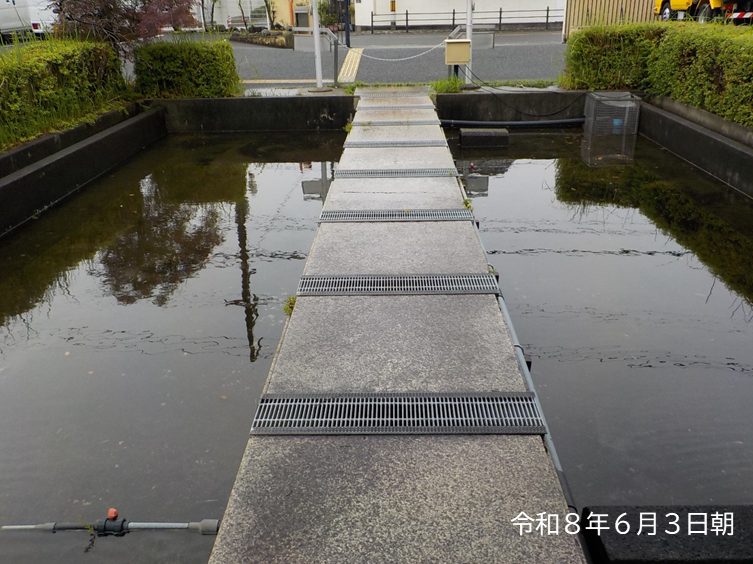 neyakyogikaiPR's tweet photo. 大阪府寝屋川水系改修工営所です。事務所敷地内には、雨水を一時的に貯留し洪水時の河川流量の軽減を図る #雨水貯留 施設を設置しています。今日の #台風６号 の雨水も少しですが貯留でき、流域の流出抑制に役立っています。#台風 #大雨 #治水 https://t.co/jZEkNowPdW