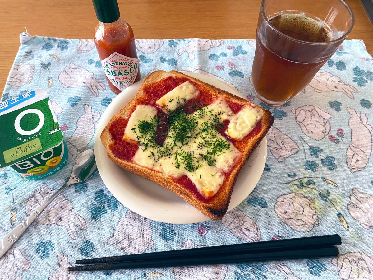 awa_830's tweet photo. イタリア人に撲殺されかねないピザパン
ちなみに上に掛かっているのはバジルではなく青海苔 https://t.co/c9C2pO4mu8
