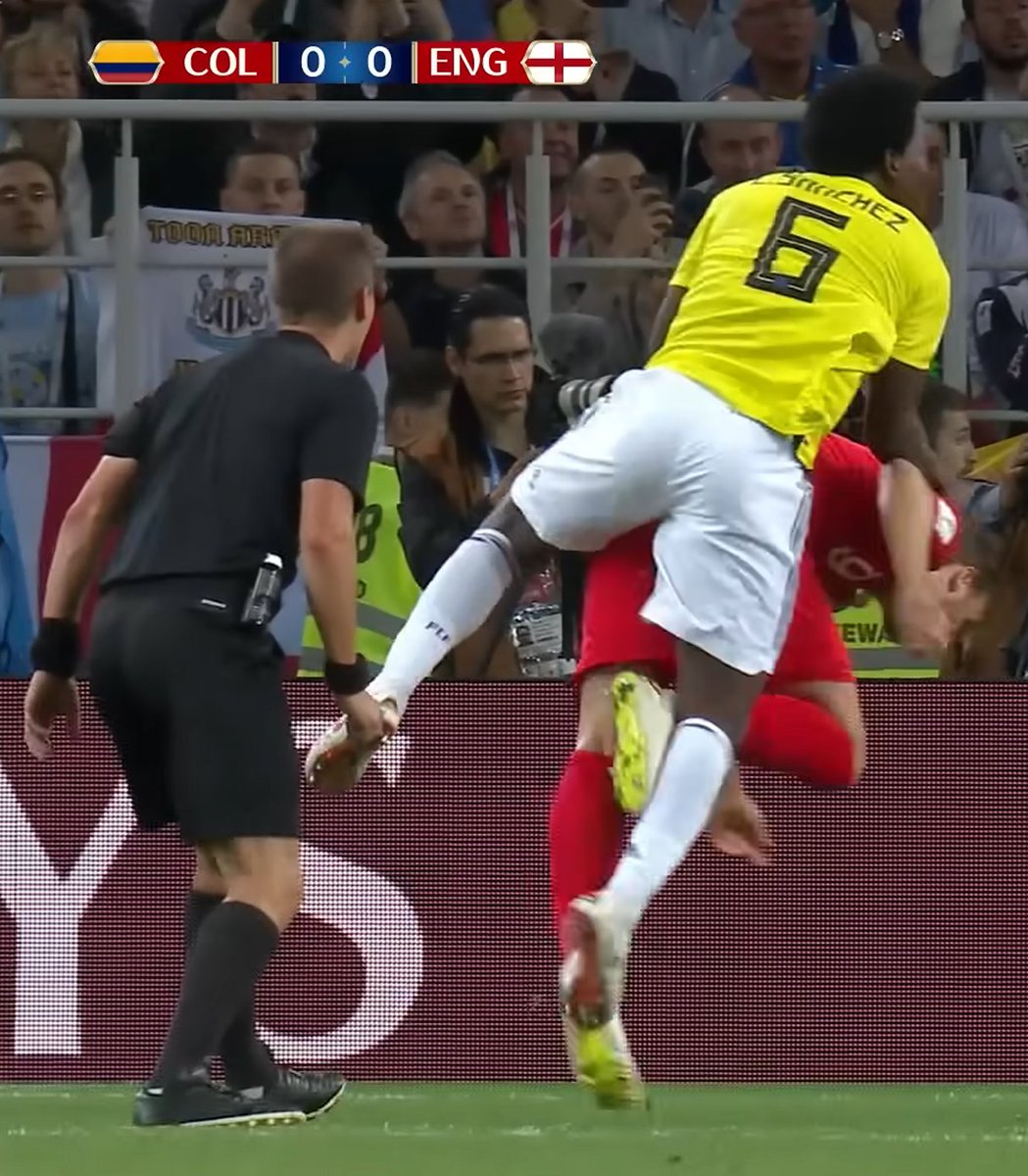 friedoppression's tweet photo. @0311TonyMontana @wagwarncon @epicsp0ranIari The ref couldn't have been closer to the foul, he got a complete view of it, no need for VAR. Sanchez basically rugby tackles Kane for about 3 seconds straight and then jumps into him with his hands on Kane's back. https://t.co/Dw4yx3TkvV