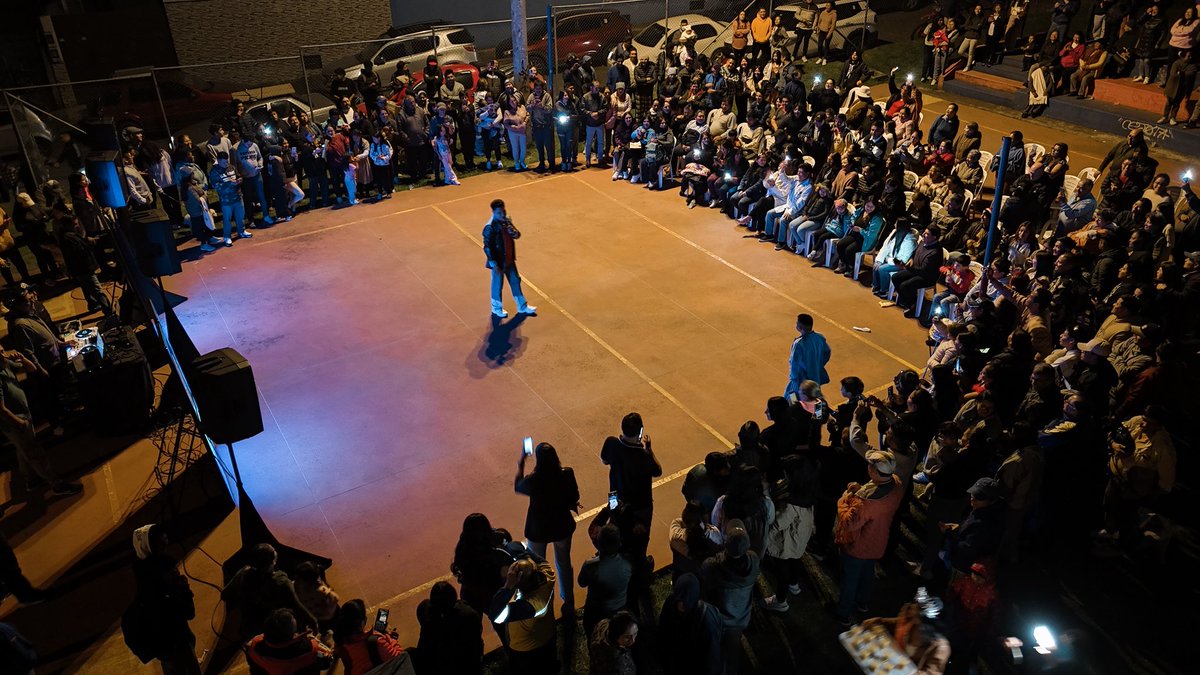 Yundaff's tweet photo. Encuentro con los vecinos de Guamaní durante la tarde y noche de este martes. Un buen espacio para promover la actividad física, el humor quiteño, la vecindad, el arte y el comercio local. La mejor riqueza de Quito está en sus barrios y su gente. @LoroHomero #Yundaff https://t.co/cpHVrQBQtU