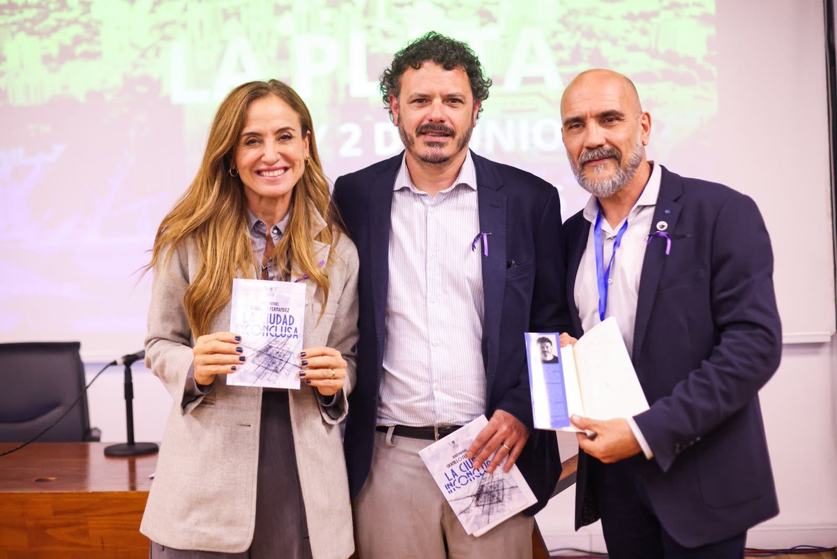 vtolosapaz's tweet photo. Siempre es una alegría acompañar a un gran compañero y amigo como @granillojm, esta vez en la presentación de su libro “La Ciudad Inconclusa”, en el Aula Auditorio del edificio Karakachoff de la @unlp.

Juan Manuel nos propone una mirada profunda sobre nuestra querida #LaPlata, una ciudad que amamos y que forma parte de nuestra identidad. A través de este trabajo pone sobre la mesa los desafíos que enfrenta su desarrollo urbano, el deterioro progresivo de su organización y la necesidad de pensar una articulación más inteligente entre la inversión pública y privada.

Lo más valioso de este libro es que no pretende ofrecer recetas mágicas ni respuestas cerradas. Por el contrario, nos invita a debatir, a escuchar, a reflexionar colectivamente sobre qué ciudad queremos construir para las próximas generaciones, respetando nuestra historia, nuestro patrimonio y, sobre todo, a nuestra comunidad.

Porque las mejores transformaciones nacen cuando la planificación se encuentra con la participación de vecinos y vecinas comprometidos con el futuro de nuestra ciudad.

Felicitaciones, querido Juan Manuel, por este gran aporte al pensamiento, al debate público y al futuro de nuestra querida capital bonaerense. 💙📚