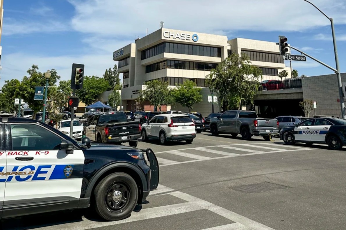 pycsports's tweet photo. Man takes hostages at California bank as bomb threat prompts evacuations
https://t.co/Ldc5gCfMAO https://t.co/rBY3onRYXC