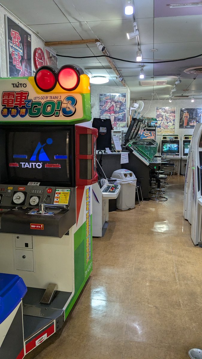 hideki96's tweet photo. 梅田のレトロゲームセンターで時間潰し。 https://t.co/45wnzECK9t