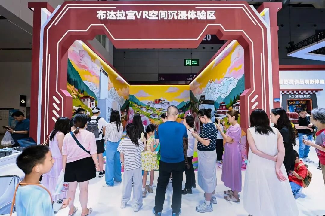 hsin0911's tweet photo. 走在第二十二届文博会第15号展馆，国内外参展商往往被广东展团在AI上体现的硬核实力所震撼。广东文化产业正站在这一轮技术变革的前沿。数据显示，2025年广东规上文化企业营收超2.77万亿元，其中文化新业态营收达1.13万亿元，同比增长17.6%。＃深圳文博会 https://t.co/rlnU80ZNPc