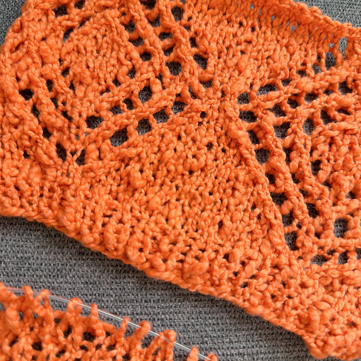 airchan_knitter's tweet photo. 色とふわふわ感に一目惚れして購入した毛糸、夏の冷房避けに透け感あるカーデにしたい！
上が6号でみっちり編んだ物で、下が8号でザックザク。どっちも好きなのーーーどうしよう😭
6号で透かし編み入れるか、8号でメリヤス編みのシンプルローゲージにするか… https://t.co/eOUV5Xjduv