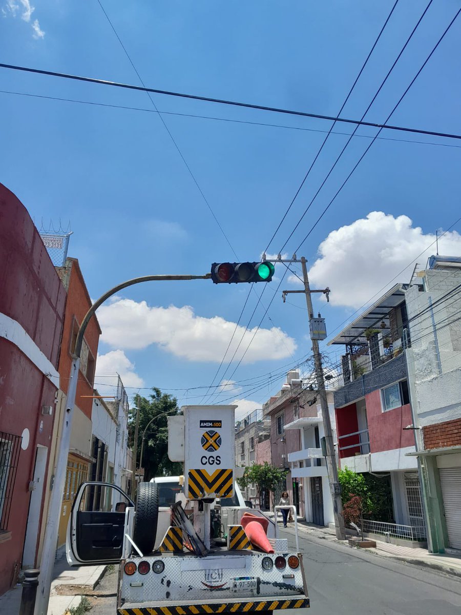 AgenciaAMIM's tweet photo. ¡Reporte atendido! 🛠️🚦
Nuestras cuadrillas repararon semáforos en el AMG, entre ellos:
📍Blvd. Puerta de Hierro y Paseo de los Virreyes
📍Eulogio Parra y Pino Suárez
📍Periférico y Alcalde
Seguimos trabajando ante las afectaciones por las lluvias. 🌧️
#AMIM #SemáforosAMG https://t.co/05DWa34n07