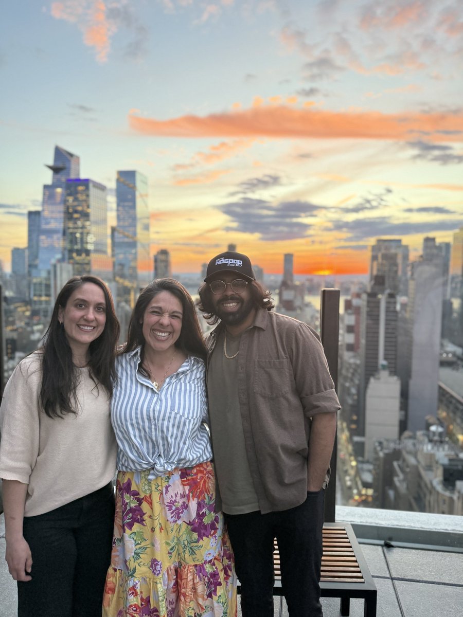 dianeemccormack's tweet photo. .@HinduHops made me pay for $20 cocktails just to tell me that comedy shows are the way to scale SaaS.

Sick views in NYC, I guess? https://t.co/FQCNlzj8yw