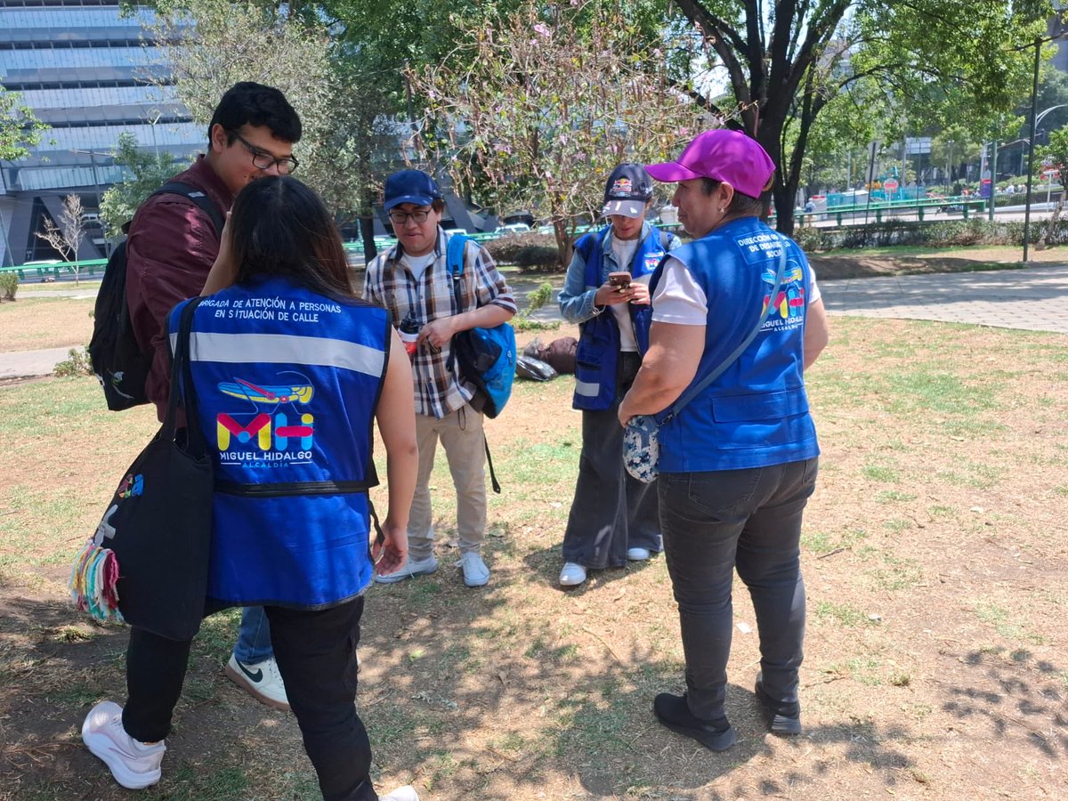 FunkaKatherine's tweet photo. @AmaliaValassi @mauriciotabe @AlessandraRdlv @locatel_mx @SOBSECDMX Buena tarde, se atendió por parte de la @AlcaldiaMHmx el reporte como se había acordado, la persona se retiró por voluntad propia, dejando el espacio libre. https://t.co/TcrWU65g13