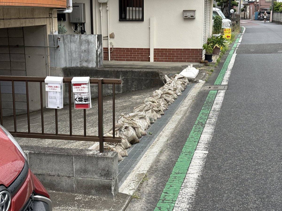 kenchaman's tweet photo. 昨日台風の大雨に備えて土嚢を積んでおき、今朝一番雨の強い予報の7時から状況を見ていたが浸水なーし！でよかったよかった（雨を含んだ土嚢はクソ重くて片付けるのが面倒だがしゃーない(꒪⌓꒪)） https://t.co/KVoGgGydPP