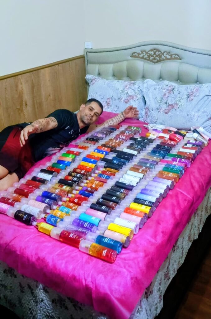 rindocasal's tweet photo. 🚨Fã apelidado por Virgínia de “WePinko” reúne coleção com mais de 200 frascos de perfumes da influenciadora com valor total de R$50 Mil Reais, além de mais de 10 tatuagens de Virgínia Fonseca, Anderson Pereira de Novais, de 40 anos, se tornou uma figura conhecida nas redes sociais como “Wepinko” devido à sua paixão fervorosa pela influenciadora Virgínia Fonseca e sua marca de cosméticos, a WePink. 😳