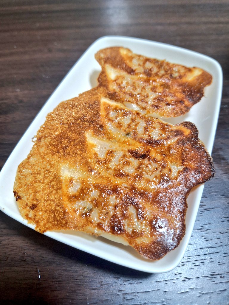 To247724To's tweet photo. 餃子！
上手く焼けました✮*｡ﾟ

 #羽付き餃子 https://t.co/DVtsY5usXv