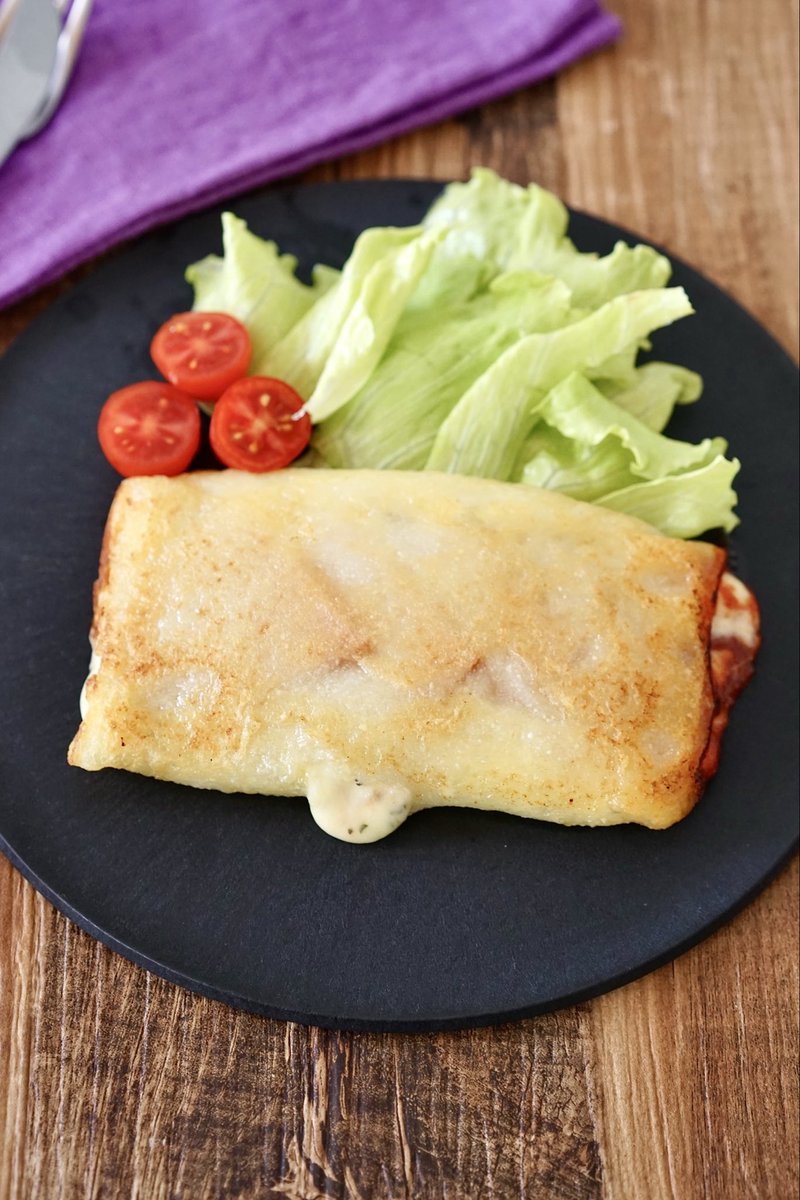 rina_kitchen's tweet photo. モチモチハマる！思い立ったらすぐできる【豆腐ブリトー】
ほぼ豆腐で作る、混ぜて焼くだけの簡単ブリトーです。そしてちゃっかりグルテンフリー◎
中身はなんでも良いんですが、今回は私イチオシのマルゲリータ風をご紹介。ハムチーズでも良いですし、残り物のお惣菜でも。朝ごはんやおやつにどうぞ！ https://t.co/GRi34qwvp6