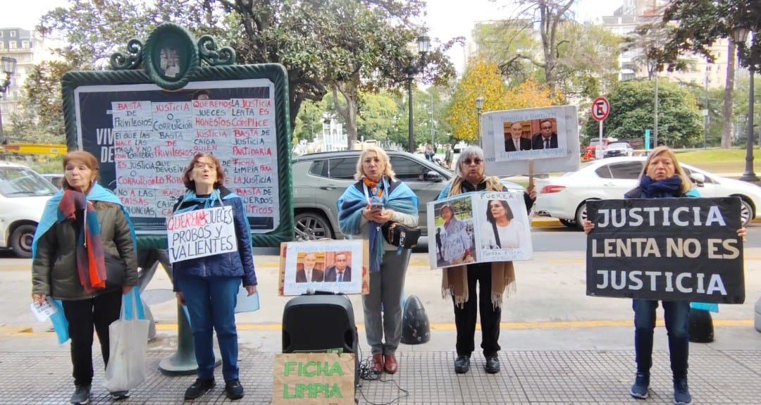 EquipoRepublic1's tweet photo. Hoy 02 de Junio estuvimos en el @cmagistratura exigiendo #JusticiaIndependiente 
#FichaLimpia 
#FuerzaFiscalFabianaLeon
#AtencionConLaCausaCuadernos https://t.co/uM4vyRRa7e