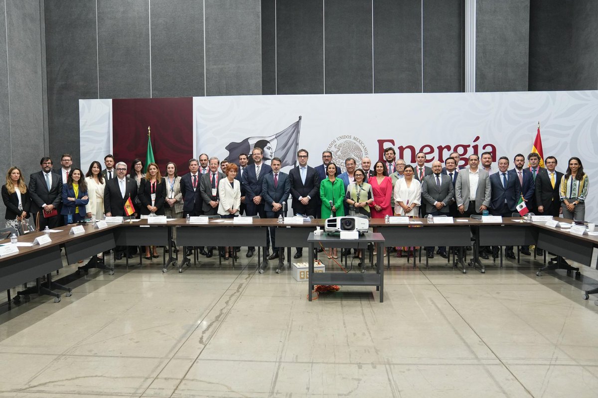 Pemex's tweet photo. #Pemex impulsa el diálogo y la cooperación internacional 🤝 para generar nuevas oportunidades de inversión, innovación e intercambio técnico. Nuestro Director General, Juan Carlos Carpio Fragoso, participó en la reunión encabezada por la titular de la @SENER_mx, @LuzElena_GE y el Vicepresidente Primero y Ministro de Economía, Comercio y Empresa del Gobierno de España, @carlos_cuerpo. 

La colaboración entre México 🇲🇽 y España 🇪🇸 contribuye al desarrollo de un sector energético más sólido, competitivo y sostenible, reafirmando el papel estratégico de Petróleos Mexicanos como motor del desarrollo nacional🛢️.