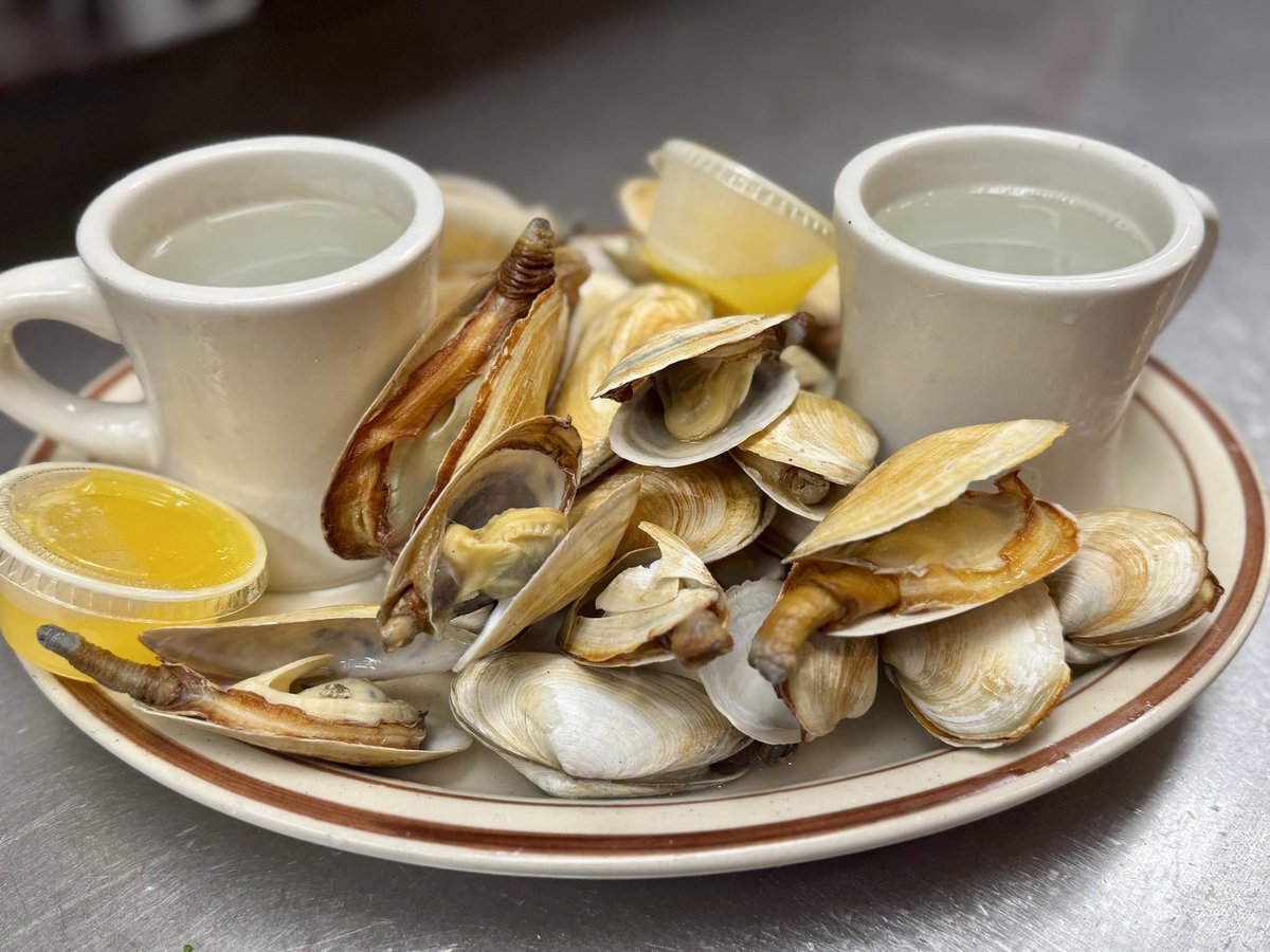 GressiveOa's tweet photo. @Mr_H_YouTube @Mr_H_YouTube 
#Steamers (steamed clams) are a classic New England meal u should try in #Boston. Dip clam in broth (from steaming) to rinse off any remaining sand, then melted butter, then eat.
#FriedWholeBellyClams are another classic New England meal. Dip in tarter sauce &amp; eat. https://t.co/BSjIh90W4a