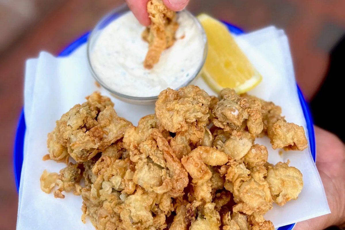 GressiveOa's tweet photo. @Mr_H_YouTube @Mr_H_YouTube 
#Steamers (steamed clams) are a classic New England meal u should try in #Boston. Dip clam in broth (from steaming) to rinse off any remaining sand, then melted butter, then eat.
#FriedWholeBellyClams are another classic New England meal. Dip in tarter sauce &amp; eat. https://t.co/BSjIh90W4a