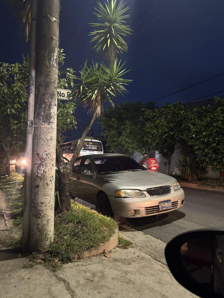 Chatos1982's tweet photo. Y entonces @SantaTeclaSV van a dejar que el desorden vial continúe? O hay que poner las denuncias a @PNCSV o al viceministerio de transporte? Quien toma estas denuncias de bloqueos en eje preferencial? (La foto es en la Avenida A, que lleva hacia el polideportivo de merliot) https://t.co/IYBRw1Oebk