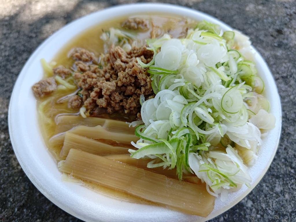 tirokh's tweet photo. 地酒と駅らーめん佐藤商店＠酒田
味噌󠄀らーめん。
ゆざ旧車ミーティング＆マルシェで頂きました。ネギはセルフで盛り放題でした。味噌の風味に、コク深いスープが絶妙に絡み、美味しいですね。麺との一体感も良かったです。 https://t.co/PD559g0rx9