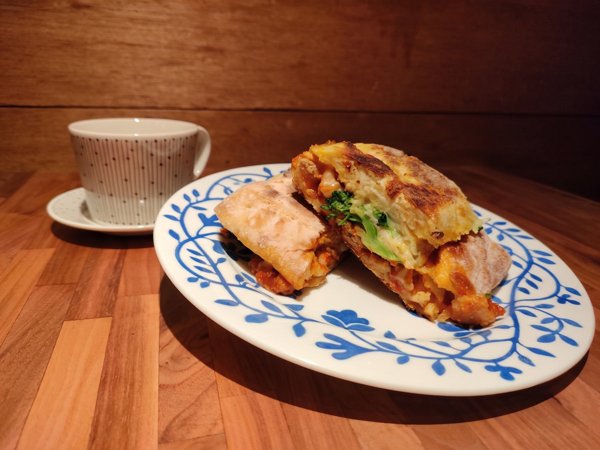 cafe_de_corazon's tweet photo. ホットサンドの内容をリニューアルしました！
じゃがコンビーフと春キャベツソーセージが終了。新しくボロネーゼ風サンドと温野菜とゆで卵のサンドが登場です！ https://t.co/bn11xrKQKe