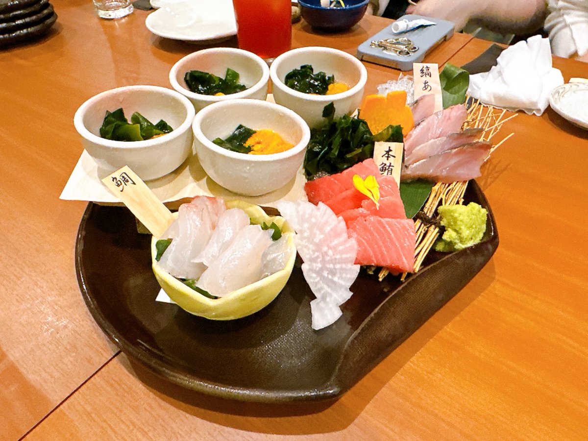 na7maru7's tweet photo. 団体行動の一日目。
懇親会の後から1次会のシメパフェ、二次会のボーリング、三次会のラーメンまで、暴飲暴食を繰り返し二日酔いと胃もたれで迎えた2日目が始まった。 https://t.co/vIoTQIW0Dd