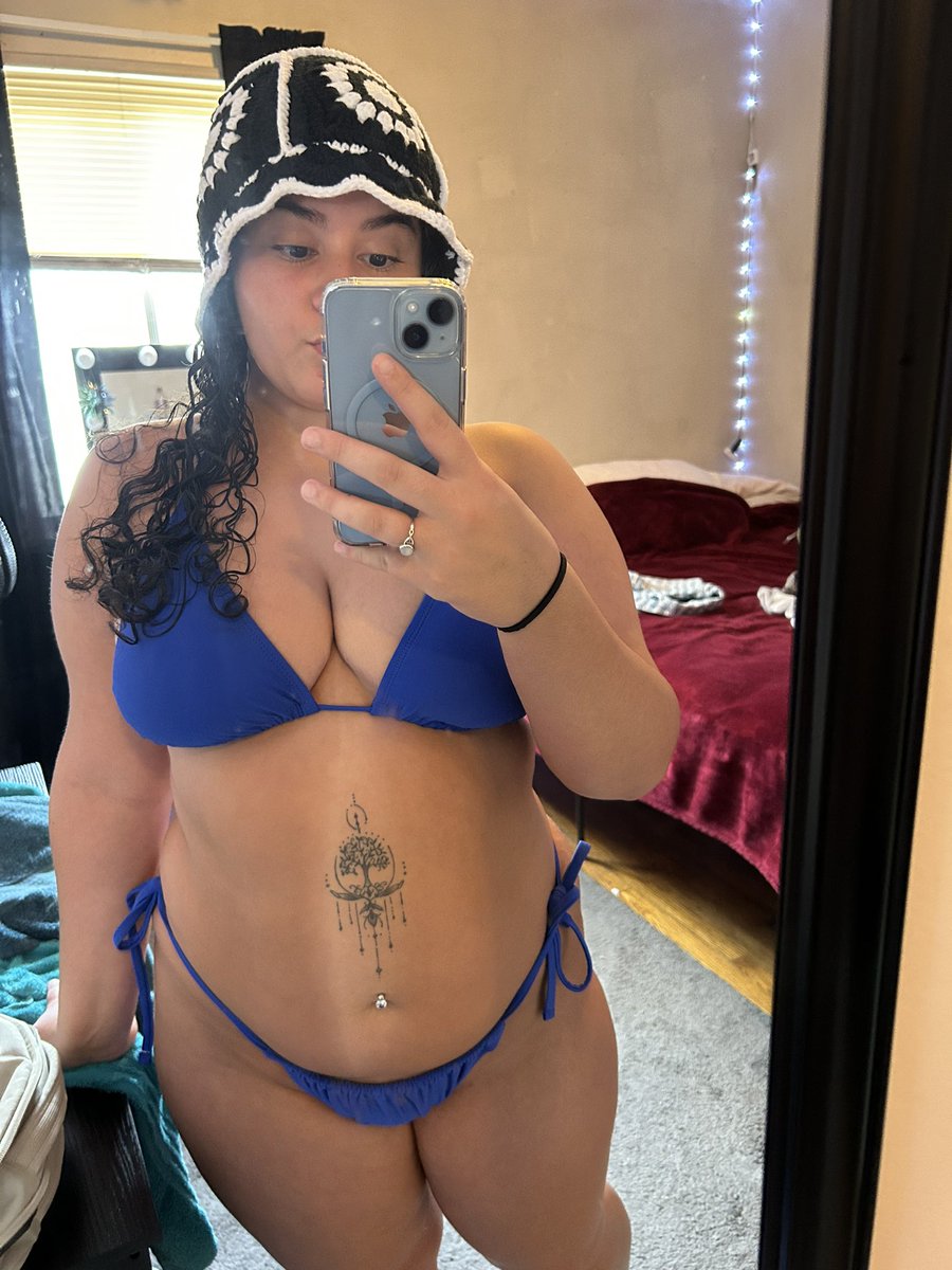 LayluvssBBC's tweet photo. give me all ur money 🖤💙 https://t.co/dJDWKjiOA8
