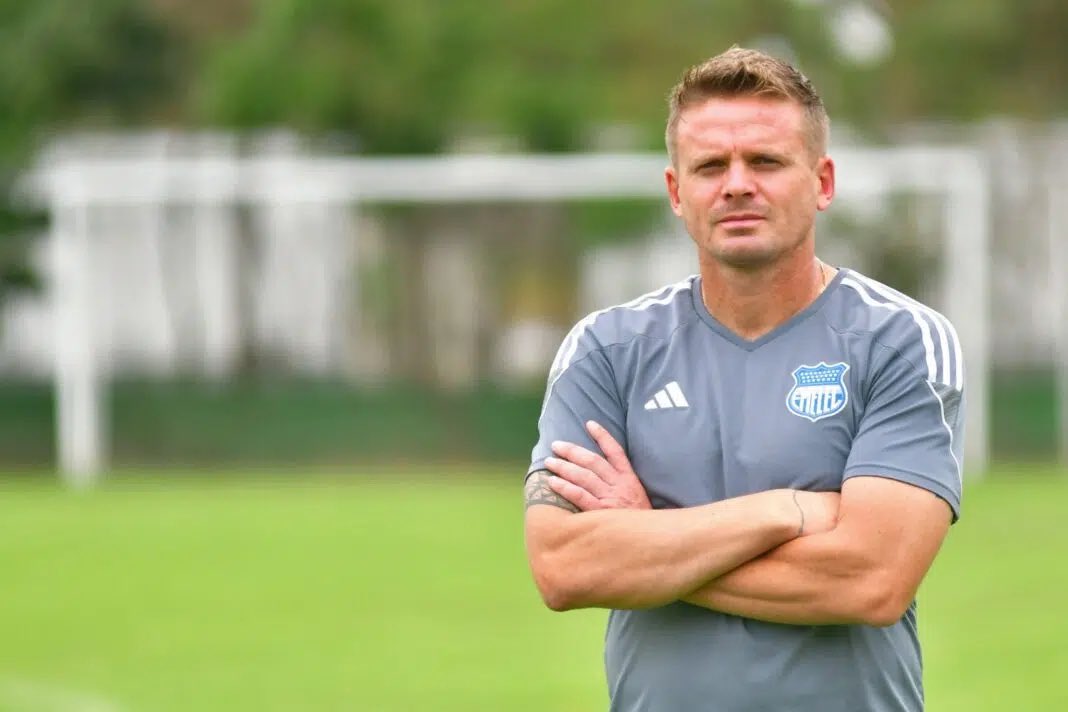 Jrnochi's tweet photo. ¡NASUTI HA SIDO RATIFICADO EN EMELEC! ⚡️ 

Tal como lo aseguró @Joselyncentenob, en Emelec se ha tomado la decisión de ratificar a Cristián Nasuti como director técnico del primer equipo. https://t.co/HYQrAnH7Tz