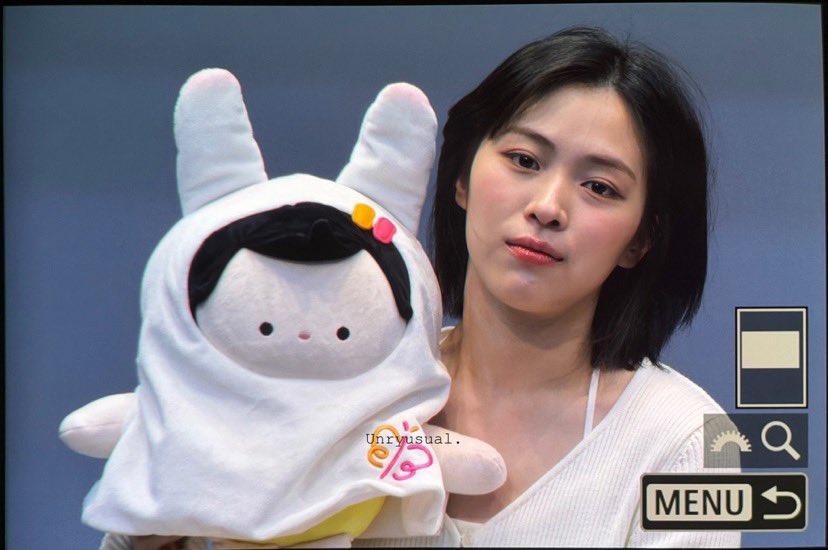 theitzypics's tweet photo. chaeryeong and ryujin holding the official dolls from a thai gl 🥹 https://t.co/8wG4EjHUEC