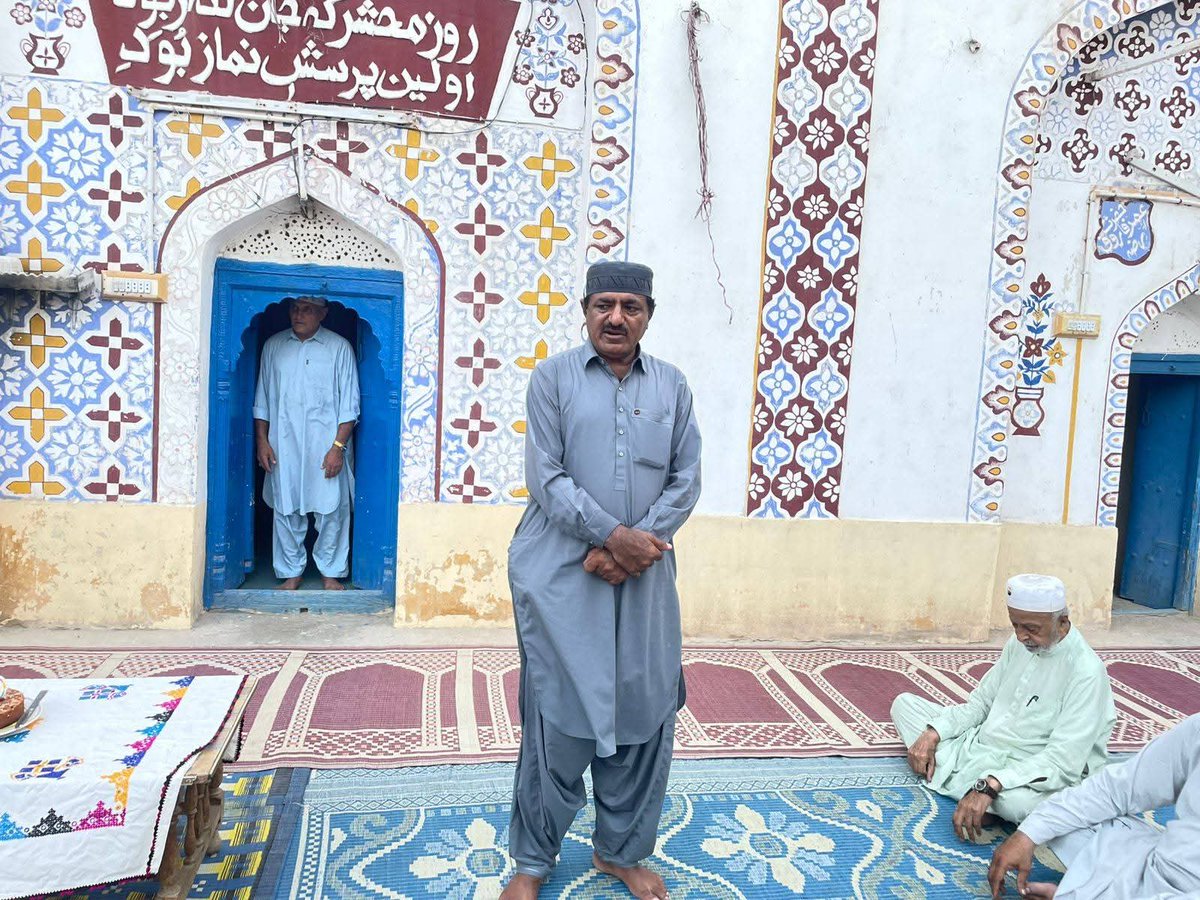 CellNishat's tweet photo. "نشات" تنظيم جماعت لواري شريف ريجن شهيد بينظير آباد ۽ ناجيه شاگرد تنظيم "نشات" جماعت لواري شريف يونٽ قاضي احمد جي طرفان درگاهه عاليه لواري شريف جي ڇهين سجاده نشين، حضرت امام العارفين خواجه پير حاجي احمد زمان قدس سره جن جي 150هين سالگرهه مبارڪ نهايت عقيدت ۽ احترام سان درگاهه شريف حضرت قاضي احمد رحه تي ملهائي وئي۔
تقريب دوران ڪيڪ ڪٽڻ جي رسم سائين پير محمد انور، مينيجر پير آف لواري شريف سرائي الهه رکيو جتوئي، صدر نشات تنظيم جماعت لواري شريف ريجن شهيد بينظير آباد سائين علي بخش قريشي ۽ سائين پير شير محمد گڏجي ادا ڪئي۔
ھن سالگرھ مبارڪ جي موقعي تي عبدالجبار ابڙو حضرت خواجه پير حاجي احمد زمان قدس سره جن جي سوانح حيات، ديني، روحاني ۽ سماجي خدمتن بابت تفصيلي ليڪچر ڏنو۔
ان موقعي تي يونٽ قاضي احمد جي ميمبرن ۽ جماعت وارن ڀرپور شرڪت ڪئي.