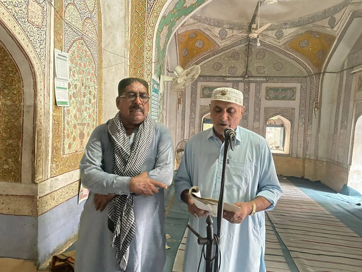CellNishat's tweet photo. "نشات" تنظيم جماعت لواري شريف ريجن شهيد بينظير آباد ۽ ناجيه شاگرد تنظيم "نشات" جماعت لواري شريف يونٽ قاضي احمد جي طرفان درگاهه عاليه لواري شريف جي ڇهين سجاده نشين، حضرت امام العارفين خواجه پير حاجي احمد زمان قدس سره جن جي 150هين سالگرهه مبارڪ نهايت عقيدت ۽ احترام سان درگاهه شريف حضرت قاضي احمد رحه تي ملهائي وئي۔
تقريب دوران ڪيڪ ڪٽڻ جي رسم سائين پير محمد انور، مينيجر پير آف لواري شريف سرائي الهه رکيو جتوئي، صدر نشات تنظيم جماعت لواري شريف ريجن شهيد بينظير آباد سائين علي بخش قريشي ۽ سائين پير شير محمد گڏجي ادا ڪئي۔
ھن سالگرھ مبارڪ جي موقعي تي عبدالجبار ابڙو حضرت خواجه پير حاجي احمد زمان قدس سره جن جي سوانح حيات، ديني، روحاني ۽ سماجي خدمتن بابت تفصيلي ليڪچر ڏنو۔
ان موقعي تي يونٽ قاضي احمد جي ميمبرن ۽ جماعت وارن ڀرپور شرڪت ڪئي.
