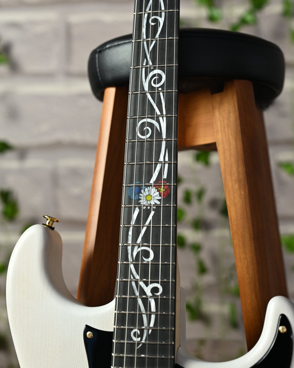 DeviserGuitars's tweet photo. フランス産の『プラタナス』を採用したモデル🇫🇷✨

ヨーロッパの町並みをイメージしたホワイトカラーに、トリコロールを表現したツリー・オブ・ライフ、フランス王家ゆかりの「フルール・ド・リス」をあしらいました🌼

■特設ページ
https://t.co/WKJb7OidKo

#ディバイザー大商談会 https://t.co/Zvlo2Zugo9