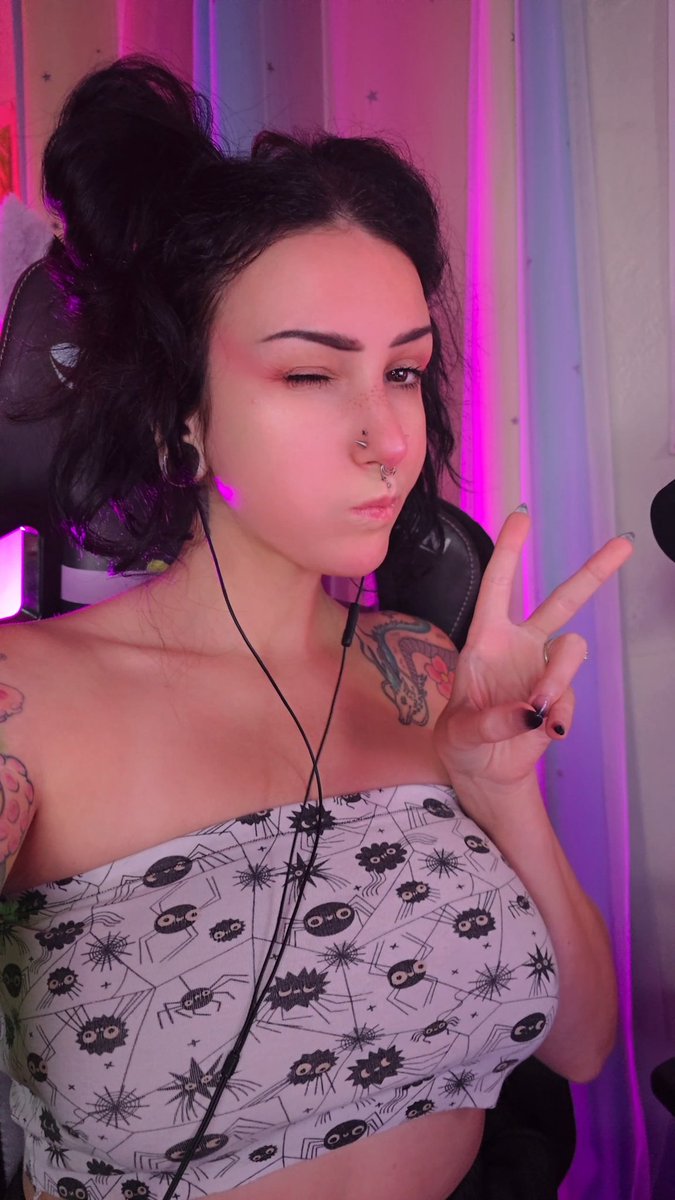 EmeryFennec's tweet photo. Live now cuties! https://t.co/CMYqOui0r2 It super helps me out if you come hang out or lurk my streams! https://t.co/7YFWwRsQZm