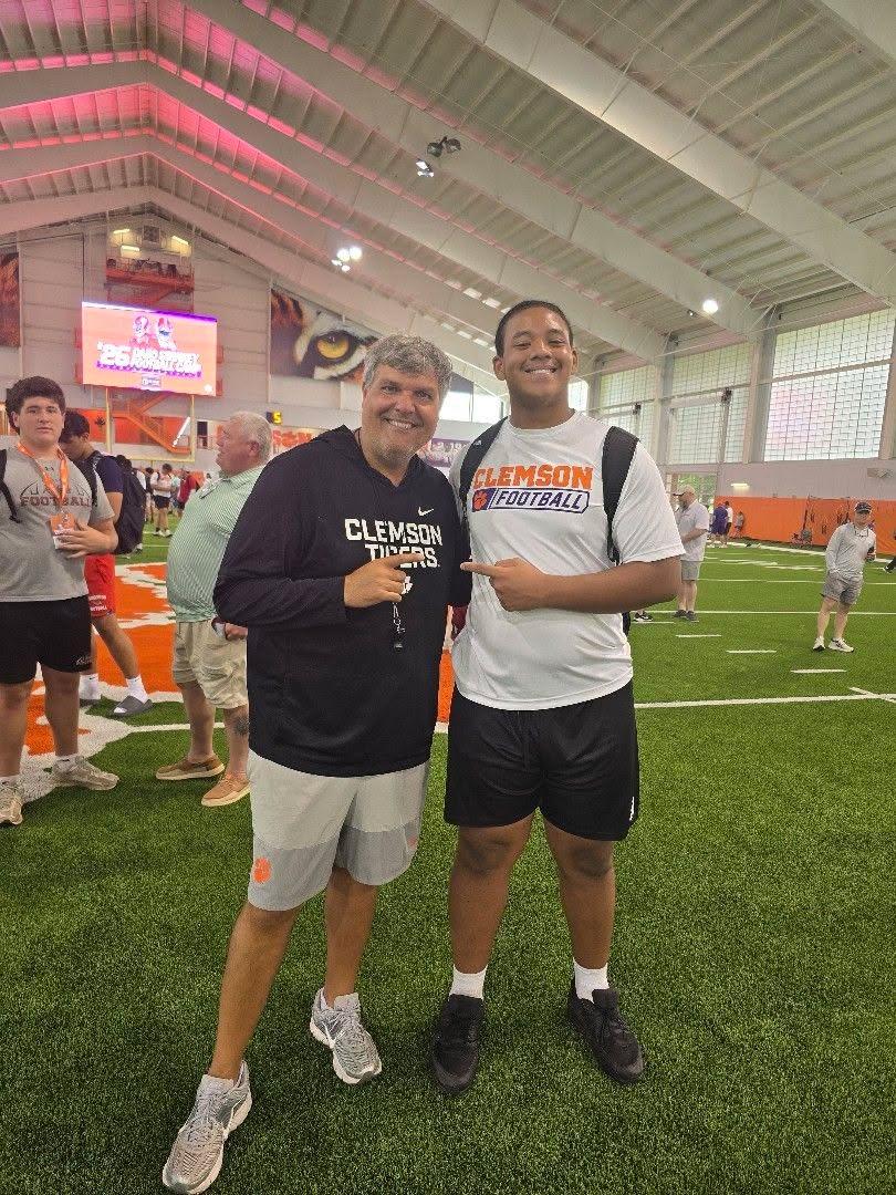 OmariGraham58's tweet photo. Had a great time competing at @ClemsonFB today! Thank you to @CoachMHouston for the invite! Loved the coaching and intensity that helped me learn a lot.
@CoachTLowman @CoachWhitt72 @weststokesfb @CoachMattLuke https://t.co/eoS5OHGwcv