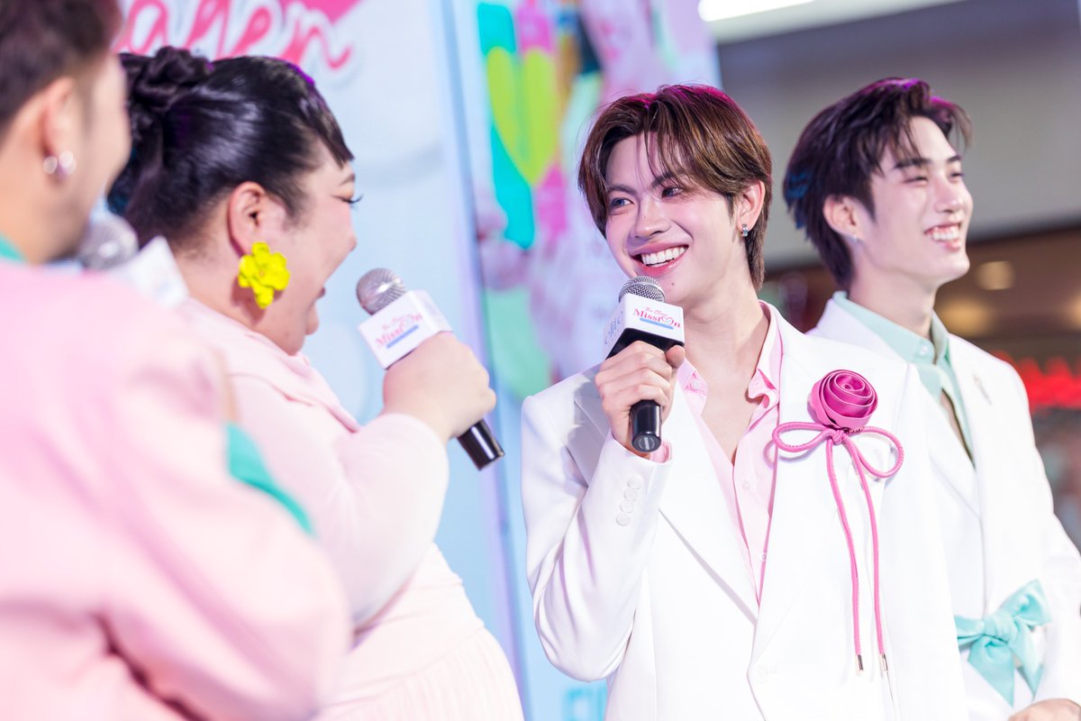 LookAround_TH's tweet photo. Elite Care ควงคู่พรีเซนเตอร์ “เติ้ล-เฟิร์สวัน” เสิร์ฟฟินให้ ‘ด้อมติดฝน’  ฉลองครบรอบ 3 ปีสุดปัง! ในงาน “Elite Care The Clear Mission with Tle & FirstOne”

🔗 https://t.co/I93u7FuAri

#EliteCare #อีลิทแคร์ #EliteCarexTleFirstone #เคลียร์หน้าให้คลีน #โฟมล้างหน้าด๊อกเตอร์มนตรี 

หลังปล่อยแคมเปญ “The Clear Mission เสิร์ฟความฟิน! ให้ด้อมติดฝน” ให้แฟนๆ ได้ร่วมสนุกทำภารกิจกันไปหมาดๆ ล่าสุด “เอแคลร์” CEO เจ้าของแบรนด์ “Elite Care” ก็ไม่ปล่อยให้ชาวด้อมรอนาน คว้าคู่พรีเซนเตอร์สุดฮอต “เติ้ล-เฟิร์สวัน” มาเปิดโหมดเคลียร์ผิวให้คลีน หน้าเด้ง หน้าไบรท์แบบ 4K จัดเต็มความพิเศษฉลองครบรอบ 3 ปีสุดปัง! ไปพร้อมกับแฟนคลับในงาน “Elite Care The Clear Mission with Tle & FirstOne” ณ โซน Co-Event ชั้น G ศูนย์การค้า Union Mall เมื่อวันก่อน

เปิดงานด้วยเสียงกรี๊ดสนั่นฮอลล์ เมื่อสองหนุ่ม “เติ้ล-มติมันท์” และ “เฟิร์สวัน-วรรณกร” ปรากฏตัวในลุคสดใส พร้อมโชว์เพลงพิเศษ เรียกว่าสมมงดูโอ้ป้ายแดงคู่แรกจากค่าย DMD Music ที่ครบเครื่องทั้งพลังเสียงและพลังรัก แค่จังหวะสบตาก็พาฮ้อบกันทั้งด้อม ก่อนที่ “ดีเจอ๋อง" ซึ่งรับหน้าที่พิธีกรจะ จะเชิญ “คุณเอแคลร์” CEO แบรนด์ Elite Care ขึ้นมาร่วมพูดคุยถึงการเดินทางตลอด 3 ปีของแบรนด์ รวมถึงการเปิดตัวโฟมล้างหน้า 2 สูตรใหม่ที่คิดค้นมาเพื่อตอบโจทย์ทุกสภาพผิวและผิวแพ้ง่าย พร้อมด้วยสองหนุ่มพรีเซนเตอร์ ที่มาร่วมแชร์สกินแคร์รูทีนและเผยเคล็ดลับการดูแลผิวในสไตล์ตัวเอง

โดย เอแคลร์ เผยว่า “จุดเริ่มต้นทำแบรนด์มาจากประสบการณ์ตรงของ เอแคลร์ เอง ที่เคยพบปัญหาเรื่องสิวอยู่บ่อยๆ เลยชอบรีวิวผลิตภัณฑ์เกี่ยวกับผิว แล้วคนก็มาถามบ่อยๆ ว่าใช้อะไรสิวหาย ก็รู้สึกว่าตอบยากจัง เราใช้หลากหลายแบรนด์เลย จนเราก็คิดว่ามาทำเองเลย ให้มันจบที่ Elite Care ก็ใช้เวลาศึกษาสกินแคร์อย่างจริงจัง จนต่อยอดมาเป็นแบรนด์ที่อยากมอบความมั่นใจให้กับทุกคน ด้วยคุณภาพที่ดีและราคาที่เข้าถึงได้”

เรียกได้ว่า เริ่ด ครบ จบ! ทั้งเรื่อง ‘ผิว’ และ ฟีลแฟน เอ๊ย! ความ ‘‘ฟิน’ ในงานเดียว ยกให้ Elite Care เป็นอีกหนึ่งแบรนด์บิวตี้ไทยที่น่าจับตาที่สุดแห่งปีเลยหล่ะ!!