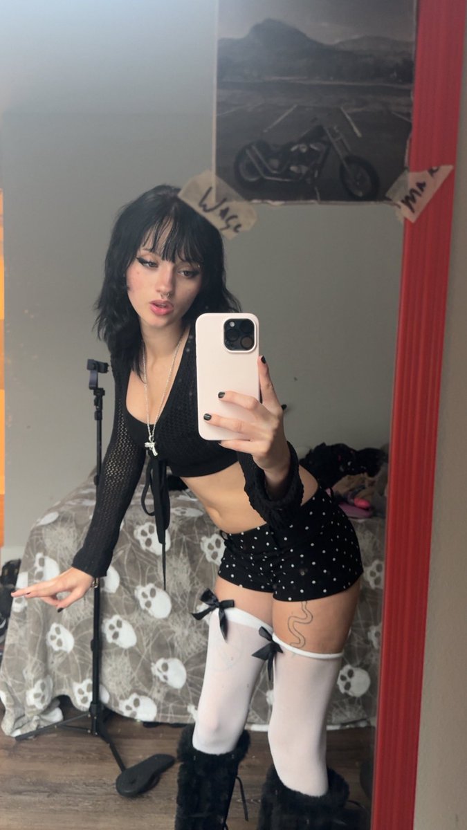 luvpais's tweet photo. who’s #buyingcontent :3 i’m selling !! you won’t regret msging me https://t.co/b51dSNGJV7