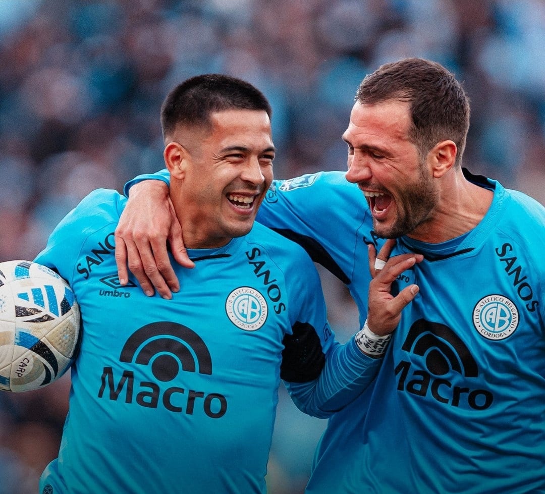 UnHinchaCabMas's tweet photo. Le pedían al Mudo que se dejara de tirar y que gane sus duelos: recuperó la pelota del gol del torneo.
Le pedían al Uvita que participará en los goles, porque eso hace un 9: Termino siendo el que más participaciones de gol tuvo.
El tiempo pasará, y esta será la imagen del trofeo. https://t.co/VblEoCr49m