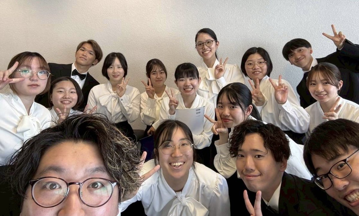 utef_chorus's tweet photo. 🌸5月31日に支部合唱祭に参加しました！🎶
1年生にとっては初めてのステージとなりました✨ 本番前は少し緊張しながらも、みんなで楽しく歌うことができました♪
これからも福教混声らしく頑張っていきます🌸

#福教混声
#福岡教育大学混声合唱団 https://t.co/UVGpmvGJ1Q