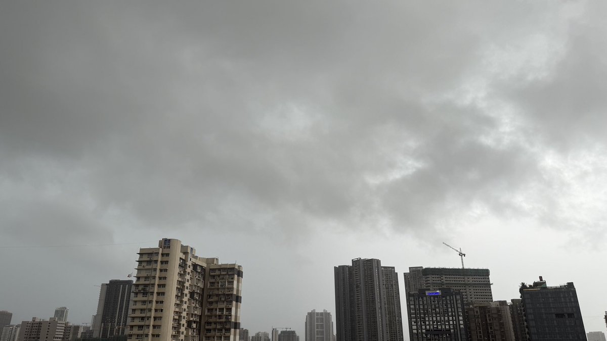 rohanshotthis's tweet photo. Drizzling in Goregaon west! @shetty_athreya https://t.co/ASBcFpMvOD
