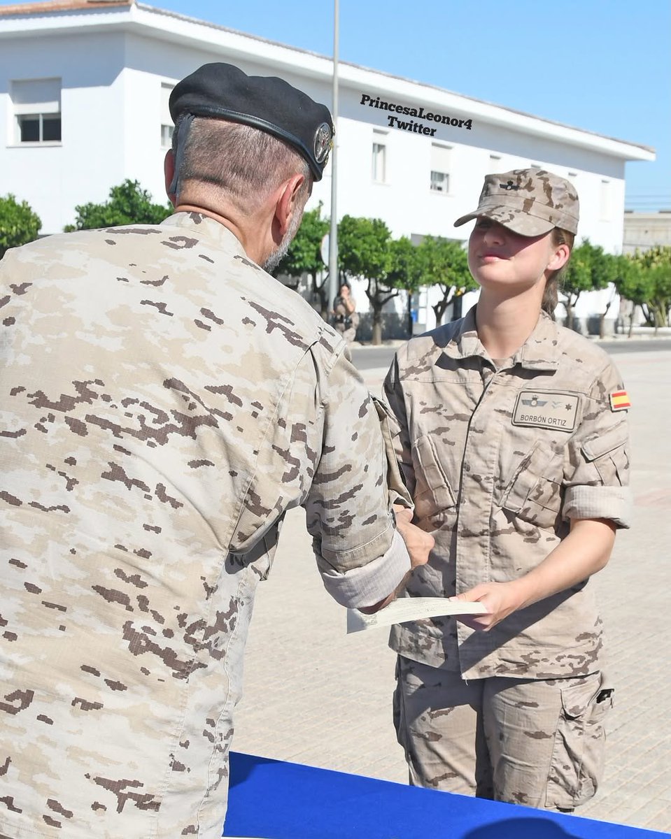 PrincesaLeonor4's tweet photo. Como conclusión a este Curso Básico de Paracaidismo en la Base Aérea de Alcantarilla, la Princesa Leonor, junto al resto de sus compañeros, recibió el diploma y el distintivo de Cazador Paracaidista, el "Rokiski Paracaidista". 🪂
#PrincesaLeonor #PrincessLeonor https://t.co/ERv6OUIYdY