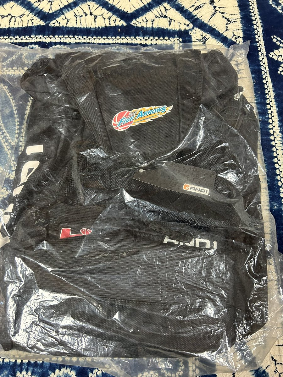 arrowsno1's tweet photo. 父親の部屋を片付けしていたら
行方不明だった新品の高松ファイブアローズのリュックが見つかった。
袋からも出していない。

これと同じリュックで日本中遠征してたな
ポロポロになって捨てたけど https://t.co/NMjpRMAS6V