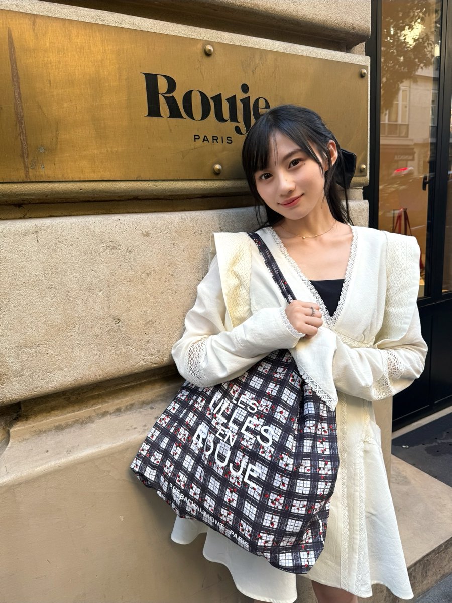 sakuraphotobook's tweet photo. 束の間の休憩時間にパリでお買い物中のさくたんのオフショットをどうぞ🥰
私服のさくたんです💗

🥐amazon https://t.co/i1fqQBIiLn
🥖セブンネット https://t.co/BRHcOuKF0j
🚢楽天ブックス https://t.co/lWROY3nfQU
🍷Sony Music Shop https://t.co/22O27TdjYn

#川﨑桜1st写真集エチュード https://t.co/m80Gjd6zoz